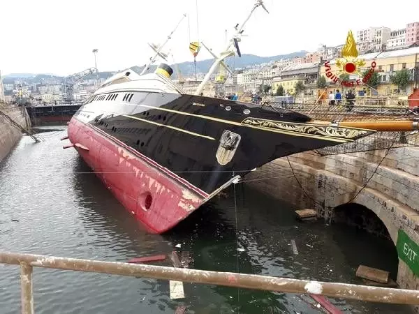 İtalya'da limanda lüks yat devrildi: 4 yaralı