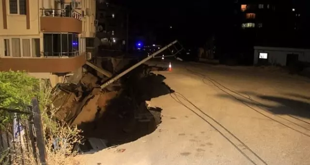 İzmir'de meydana gelen göçük 2 aracı yuttu! Vatandaşlar büyük panik yaşadı