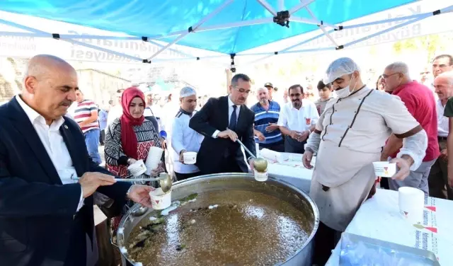 Kahramanmaraş'ta 6 bin kişiye aşure dağıtıldı Kahramanmaraş'ta 6 bin kişiye aşure dağıtıldı