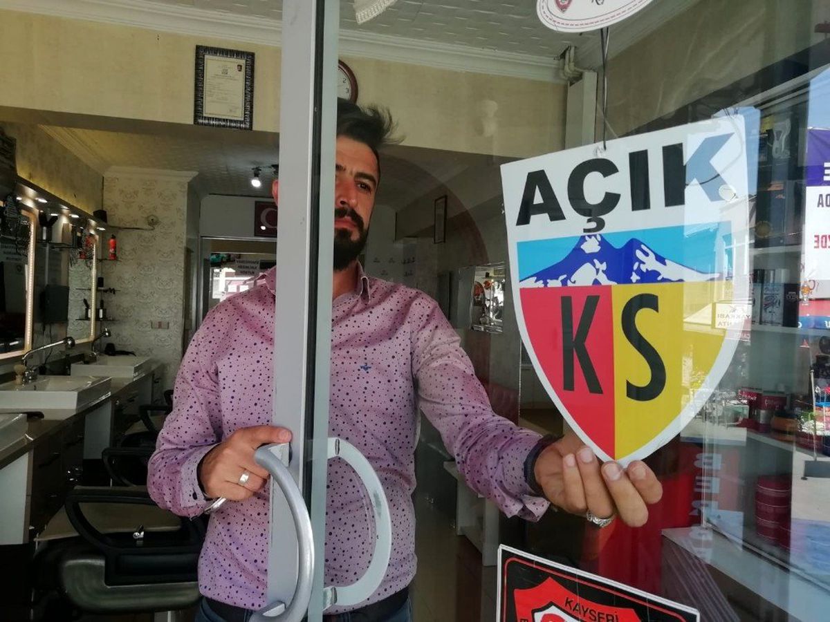 Kayserispor fanatiği berber dükkanını sarı-kırmızıya boyadı