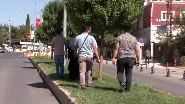 Kocası ve iki çocuğu kavgada ölen kadın oturma eylemi başlattı Kocası ve iki çocuğu kavgada ölen kadın oturma eylemi başlattı