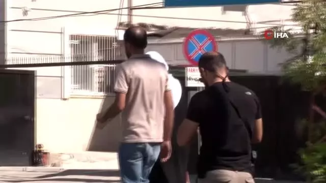 Kocası ve iki çocuğu kavgada ölen kadın oturma eylemi başlattı Kocası ve iki çocuğu kavgada ölen kadın oturma eylemi başlattı