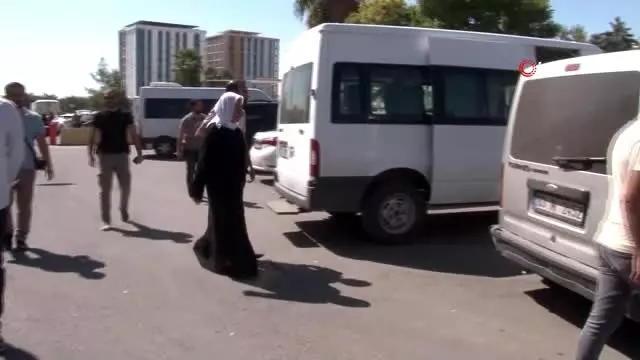 Kocası ve iki çocuğu kavgada ölen kadın oturma eylemi başlattı Kocası ve iki çocuğu kavgada ölen kadın oturma eylemi başlattı