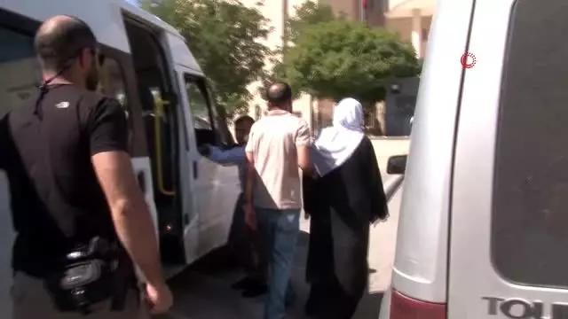 Kocası ve iki çocuğu kavgada ölen kadın oturma eylemi başlattı Kocası ve iki çocuğu kavgada ölen kadın oturma eylemi başlattı
