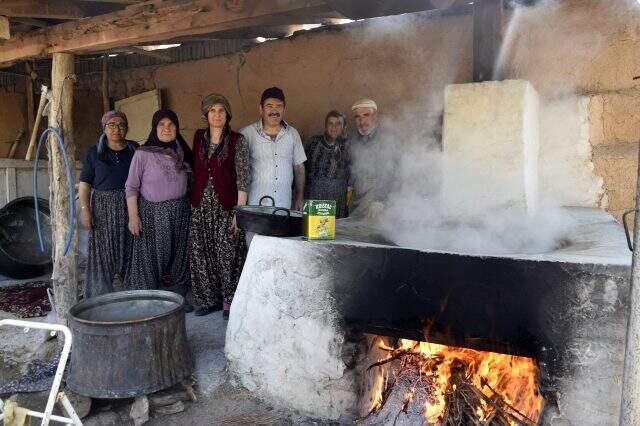 Köye özel toprakla mayalanan pekmez 200 yıldır gelir kaynağı olmaya devam ediyor