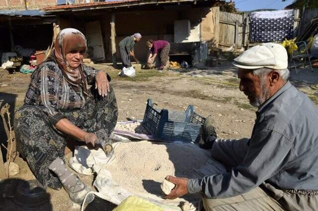 Köye özel toprakla mayalanan pekmez 200 yıldır gelir kaynağı olmaya devam ediyor