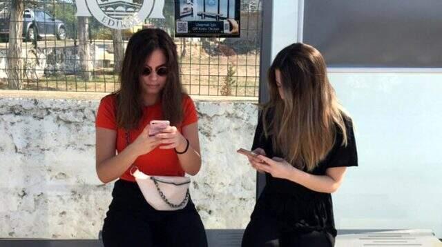 Otobüs beklerken kitap okutan 'durak'