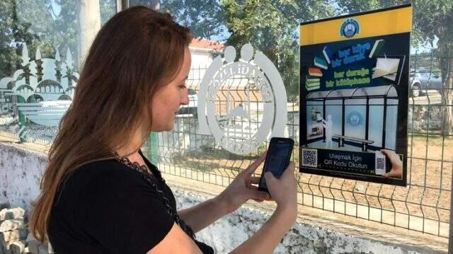 Otobüs beklerken kitap okutan 'durak'