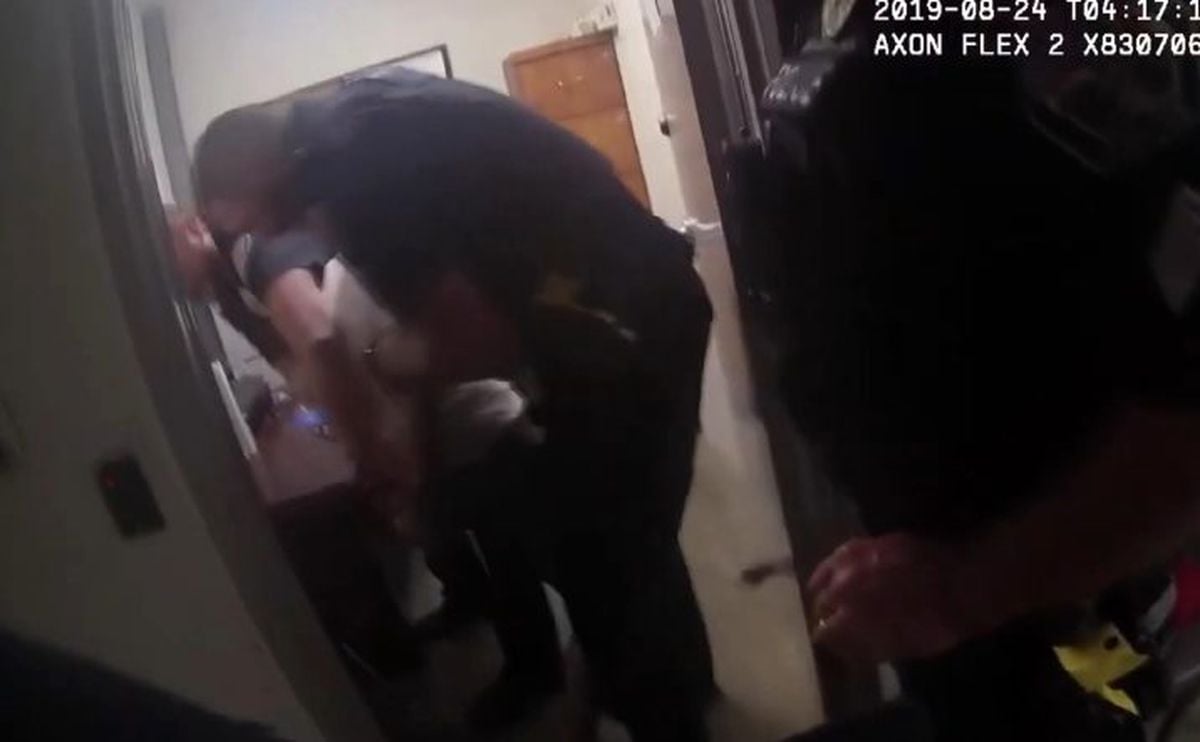 Polisin tabancasını almak isteyen şüpheliyi, kafasına ateş ederek öldürdüler