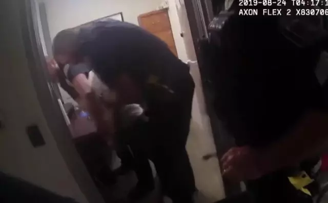 Polisin tabancasını almak isteyen şüpheliyi, kafasına ateş ederek öldürdüler