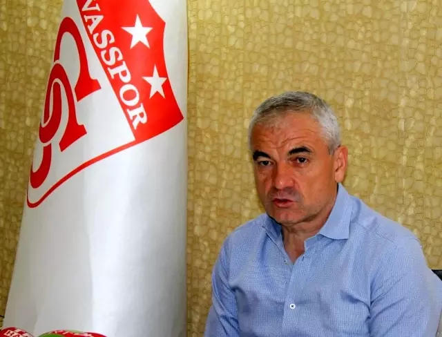 Rıza Çalımbay: 'VAR'daki hakemler maç yönetmemeli' Rıza Çalımbay: 'VAR'daki hakemler maç yönetmemeli'