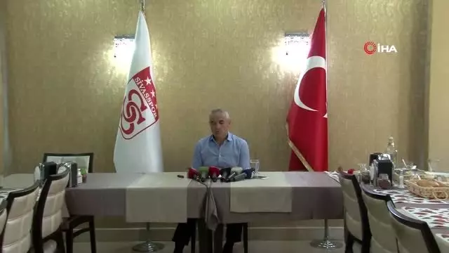 Rıza Çalımbay: 'VAR'daki hakemler maç yönetmemeli' Rıza Çalımbay: 'VAR'daki hakemler maç yönetmemeli'