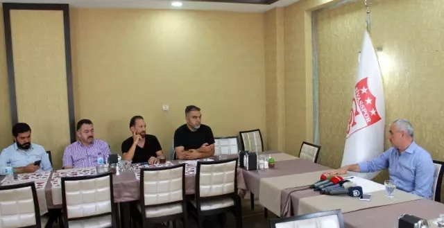 Rıza Çalımbay: 'VAR'daki hakemler maç yönetmemeli' Rıza Çalımbay: 'VAR'daki hakemler maç yönetmemeli'
