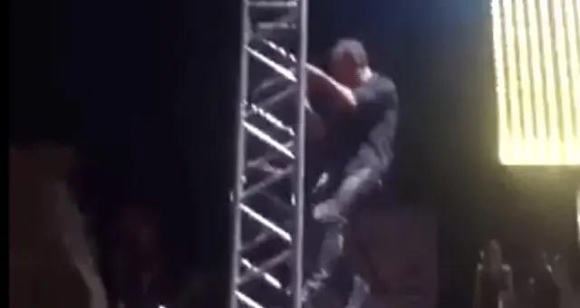 Sanatçı Haluk Levent İzmir konserinde direk dansı yaptı Sanatçı Haluk Levent İzmir konserinde direk dansı yaptı