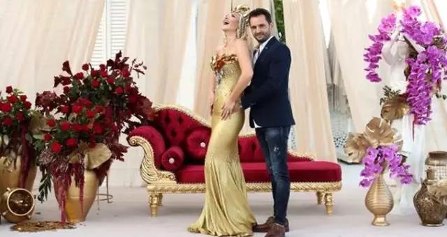 Şarkıcı Aylin Coşkun, dini nikah sırasında nişanlısından 10 külçe altın istedi Şarkıcı Aylin Coşkun, dini nikah sırasında nişanlısından 10 külçe altın istedi