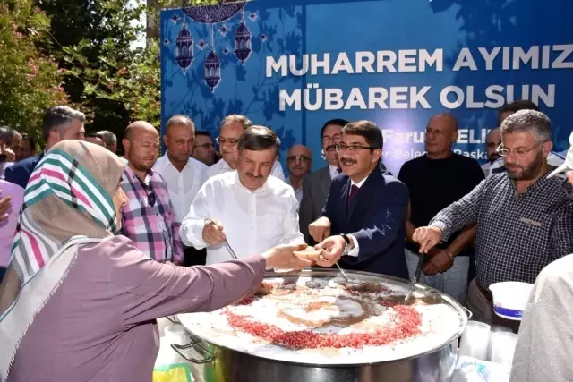 Şehzadeler vatandaşın ağzını aşureyle tatlandırdı