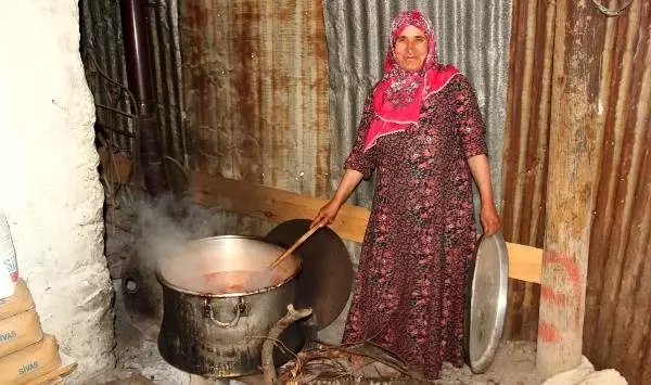 Sivaslı kadınların 'kışlık menemen' mesaisi
