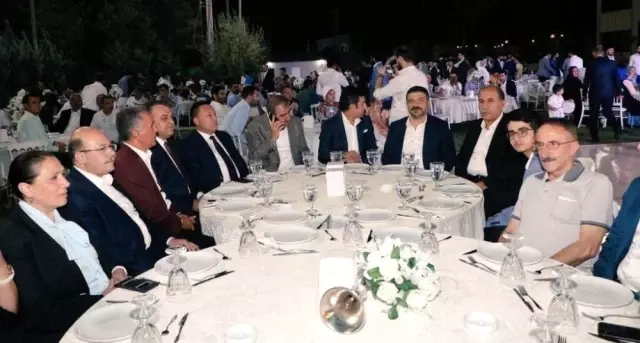 Siyaset ve iş adamlarını buluşturan düğün Siyaset ve iş adamlarını buluşturan düğün