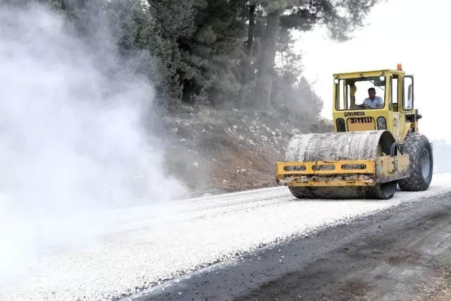 Tarsus'ta 2 yıldır asfaltlanması beklenen yolda çalışmalar başladı Tarsus'ta 2 yıldır asfaltlanması beklenen yolda çalışmalar başladı