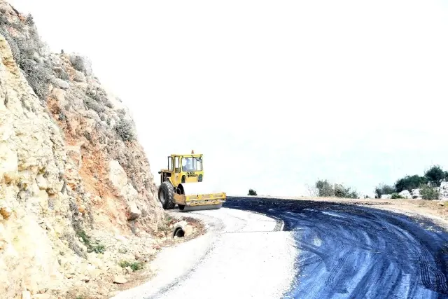 Tarsus'ta 2 yıldır asfaltlanması beklenen yolda çalışmalar başladı Tarsus'ta 2 yıldır asfaltlanması beklenen yolda çalışmalar başladı