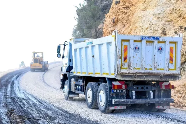 Tarsus'ta 2 yıldır asfaltlanması beklenen yolda çalışmalar başladı Tarsus'ta 2 yıldır asfaltlanması beklenen yolda çalışmalar başladı