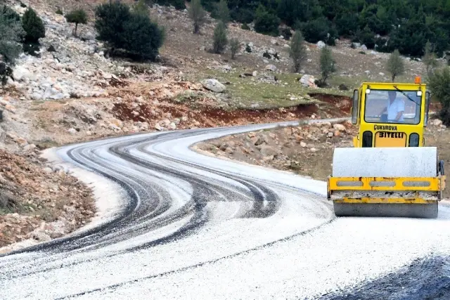 Tarsus'ta 2 yıldır asfaltlanması beklenen yolda çalışmalar başladı Tarsus'ta 2 yıldır asfaltlanması beklenen yolda çalışmalar başladı