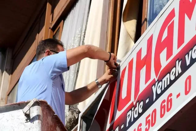 Ünlü televizyoncunun tepki gösterdiği tabela, zabıta ekipleri tarafından indirildi Ünlü televizyoncunun tepki gösterdiği tabela, zabıta ekipleri tarafından indirildi