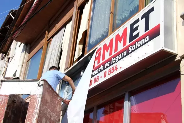 Ünlü televizyoncunun tepki gösterdiği tabela, zabıta ekipleri tarafından indirildi Ünlü televizyoncunun tepki gösterdiği tabela, zabıta ekipleri tarafından indirildi