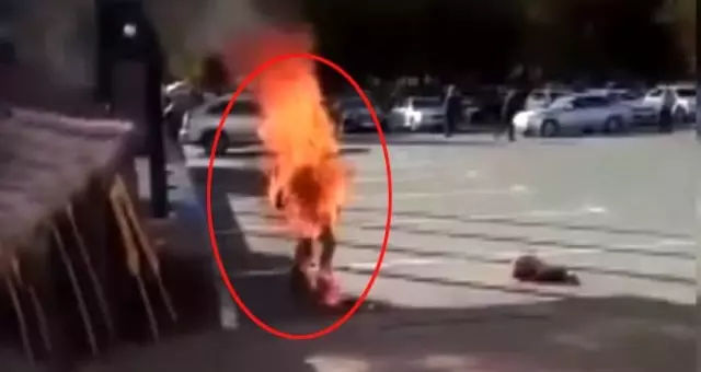 Udmurtya Cumhuriyeti'nde bir profesör, anadili unutulduğu için devlet binası önünde kendini yaktı