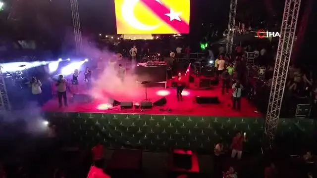 Ünlü sanatçılar orman yangınlarından zarar gören alanlar için konser verdi Ünlü sanatçılar orman yangınlarından zarar gören alanlar için konser verdi