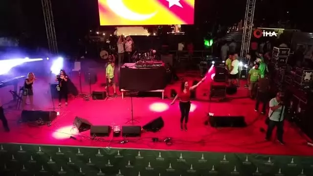 Ünlü sanatçılar orman yangınlarından zarar gören alanlar için konser verdi Ünlü sanatçılar orman yangınlarından zarar gören alanlar için konser verdi