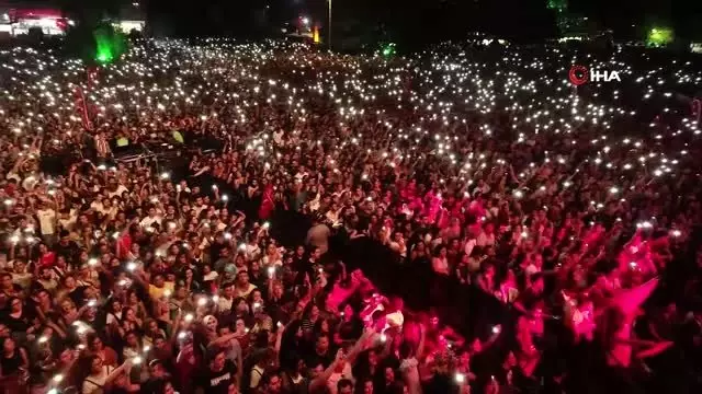 Ünlü sanatçılar orman yangınlarından zarar gören alanlar için konser verdi Ünlü sanatçılar orman yangınlarından zarar gören alanlar için konser verdi