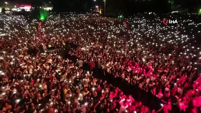 Ünlü sanatçılar orman yangınlarından zarar gören alanlar için konser verdi Ünlü sanatçılar orman yangınlarından zarar gören alanlar için konser verdi