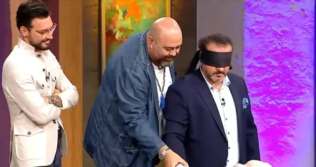 Ünlü şef Mehmet Yalçınkaya, gözü kapalı bütün tavuğu parçalara ayırdı Ünlü şef Mehmet Yalçınkaya, gözü kapalı bütün tavuğu parçalara ayırdı