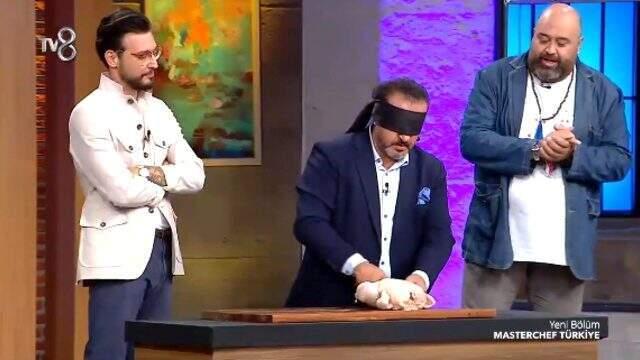 Ünlü şef Mehmet Yalçınkaya, gözü kapalı bütün tavuğu parçalara ayırdı