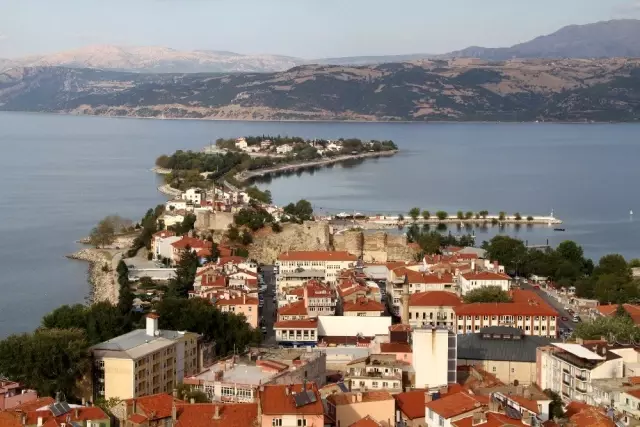 Yedi renkli Eğirdir Gölü'nde muhteşem manzara keyfi Yedi renkli Eğirdir Gölü'nde muhteşem manzara keyfi
