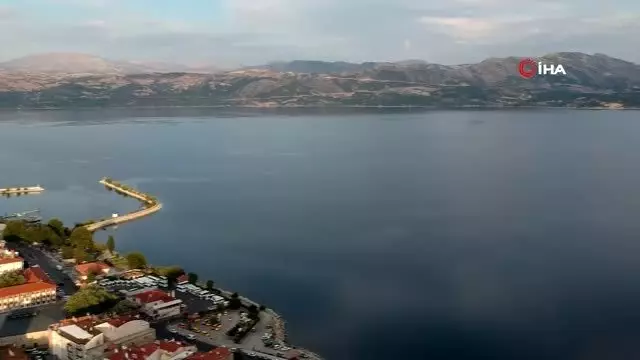 Yedi renkli Eğirdir Gölü'ndeki muhteşem manzara havadan görüntülendi Yedi renkli Eğirdir Gölü'ndeki muhteşem manzara havadan görüntülendi