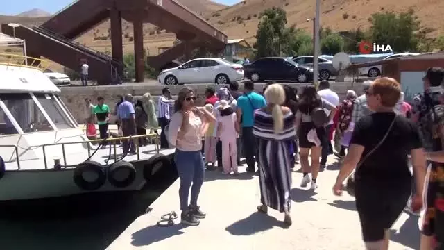 Akdamar'daki ayine yoğun ilgi Akdamar'daki ayine yoğun ilgi