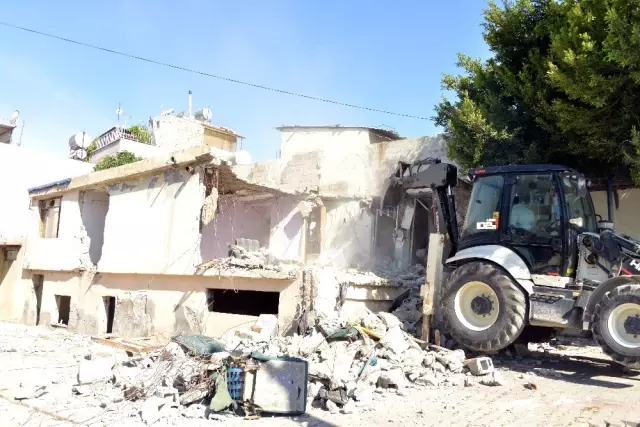 Akdeniz'de metruk binaların yıkımı sürüyor