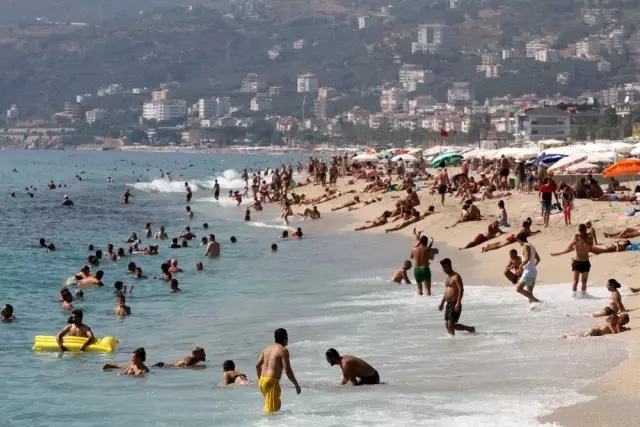 Alanya'da plajlar tıklım tıklım