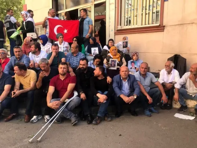 Annelerin Diyarbakır'daki oturma eylemine Hakkari'den destek