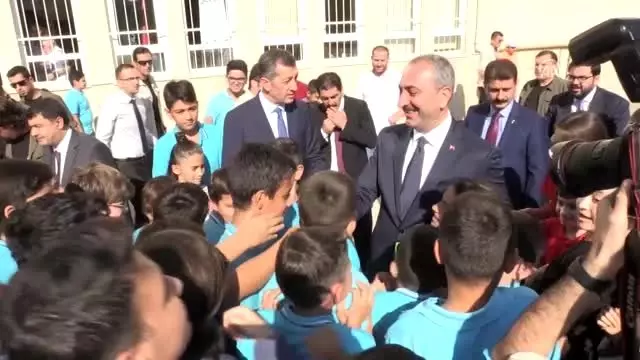 Bakan Gül'den öğrencilere