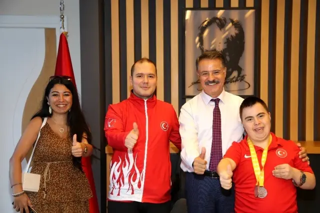 Başkan Deveci'den özel sporcuya tam destek Başkan Deveci'den özel sporcuya tam destek