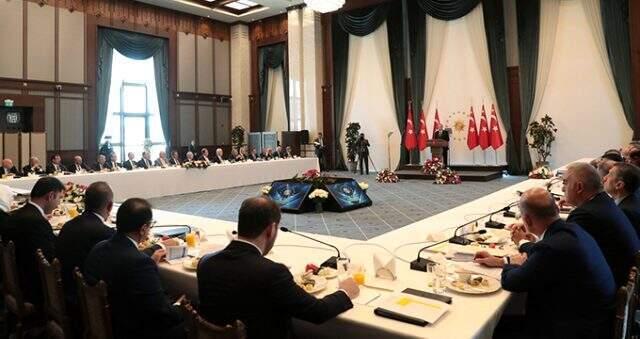 Büyükşehir belediye başkanlarına konuşan Cumhurbaşkanı Erdoğan, işten çıkarmaları eleştirdi