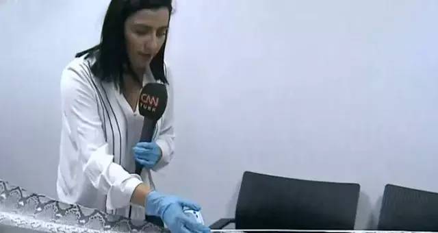 CNN Türk spikeri olayı abartıp canlı yayında yılan derisini ölçtü