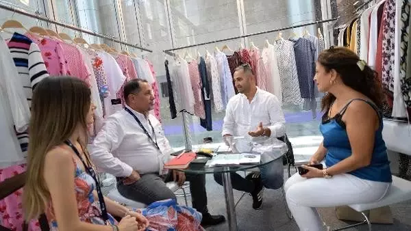 Dikişsiz, düğümleme yöntemiyle kıyafet tasarlandı Dikişsiz, düğümleme yöntemiyle kıyafet tasarlandı
