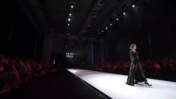 Dikişsiz, düğümleme yöntemiyle kıyafet tasarlandı Dikişsiz, düğümleme yöntemiyle kıyafet tasarlandı