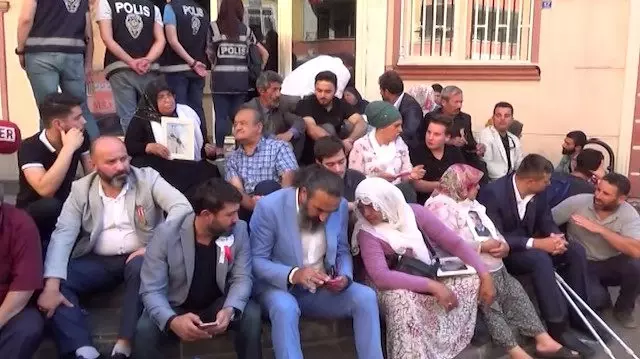 Diriliş Ertuğrul oyuncusu Hanifi Koç'tan HDP binası önünde eylem yapan ailelere destek ziyareti