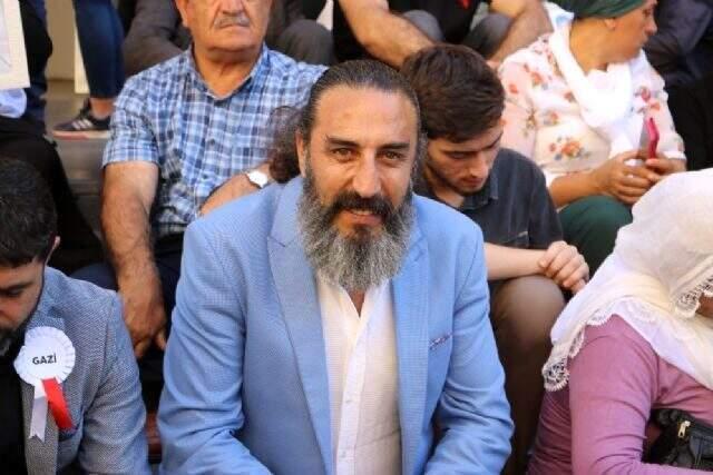 Diriliş Ertuğrul oyuncusu Hanifi Koç'tan HDP binası önünde eylem yapan ailelere destek ziyareti