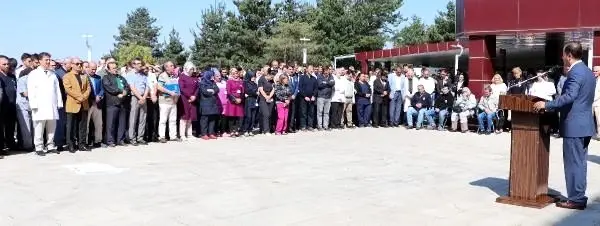 Doktor oğlu için düzenlen tören boyu ağladı